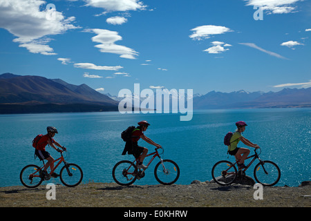 Radfahrer auf Alpen 2 Ozean Zyklus trail, Lake Pukaki und Aoraki / Mt Cook Mackenzie Country, Canterbury, Südinsel, Neuseeland Stockfoto