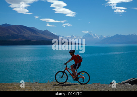 Radfahrer auf Alpen 2 Meer Radweg, Lake Pukaki und Aoraki / Mt Cook Mackenzie Country, Canterbury, Südinsel, Neuseeland Stockfoto