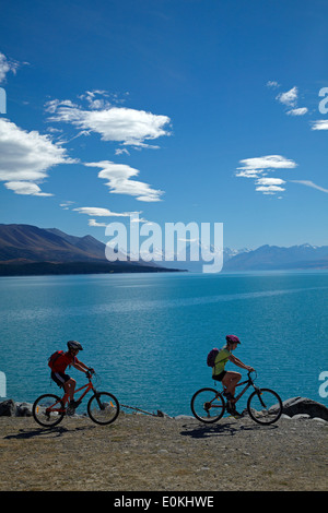 Radfahrer auf Alpen 2 Ozean Zyklus trail, Lake Pukaki und Aoraki / Mt Cook Mackenzie Country, Canterbury, Südinsel, Neuseeland Stockfoto