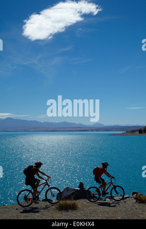 Radfahrer auf Alpen 2 Ozean cycle Trail, Lake Pukaki, Mackenzie Country, Canterbury, Südinsel, Neuseeland Stockfoto