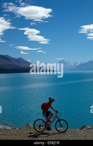 Radfahrer auf Alpen 2 Meer Radweg, Lake Pukaki und Aoraki / Mt Cook Mackenzie Country, Canterbury, Südinsel, Neuseeland Stockfoto