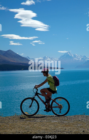 Radfahrer auf Alpen 2 Meer Radweg, Lake Pukaki und Aoraki / Mt Cook Mackenzie Country, Canterbury, Südinsel, Neuseeland Stockfoto