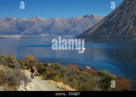 Radfahrer auf Alpen 2 Ozean cycle Trail, Lake Ohau und Ben Ohau, Mackenzie Country, Canterbury, Südinsel, Neuseeland Stockfoto