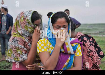 Dhaka, Bangladesch. 16. Mai 2014. Frauen stehen an der Seite eines Flusses nach dem Fähre Unfall in Munshiganj Bezirk, Dhaka, Bangladesch, 16. Mai 2014. Bangladesch-Retter haben 10 weitere Leichen, Erhöhung der Zahl der Todesopfer bis 22 in der Fähre Unfall am Fluss Meghna, nachdem es am Donnerstag Nachmittag im Sturm sank gezogen. Bildnachweis: Shariful Islam/Xinhua/Alamy Live-Nachrichten Stockfoto