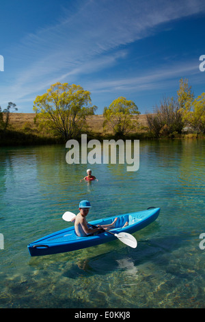 Kajak und Schwimmer, Ohau Fluss im Herbst, in der Nähe von Twizel, Mackenzie Country, Südinsel, Neuseeland Stockfoto