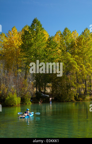 Jungs spielen auf Kayak auf Ohau Fluss im Herbst, in der Nähe von Twizel, Mackenzie Country, Südinsel, Neuseeland Stockfoto