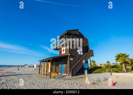 South Mission Beach Rettungsschwimmer Turm. San Diego, CA, USA. Dies ist der alte Turm, der durch eine neu gestaltete Struktur ersetzt wurde. Stockfoto