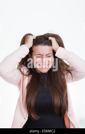 frustriert, verärgert, böse Frau Haare herausreißen Stockfoto