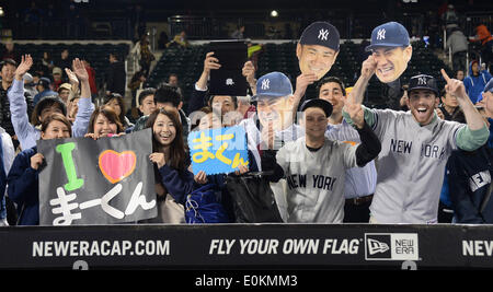 Flushing, New York, USA. 14. Mai 2014. Fans von Masahiro Tanaka (Yankees) MLB: Fans von Masahiro Tanaka von der New York Yankees zu jubeln, während die Major League Baseball Spiel zwischen den New York Yankees und New York Mets im Citi Field Stadium in Flushing, New York, Vereinigte Staaten. Bildnachweis: AFLO/Alamy Live-Nachrichten Stockfoto