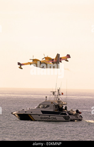 Feuerlöschflugzeug überfliegen Guardia Civil Boot, Andalusien, Spanien. Stockfoto