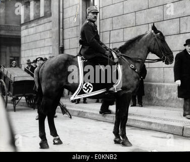 Nazi-Mann auf dem Pferd vor dem Reichstag Stockfoto