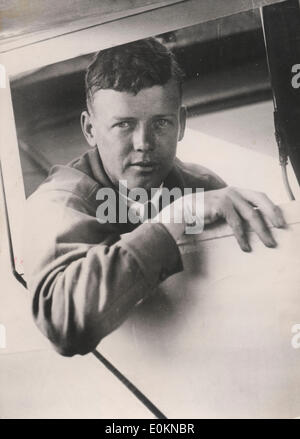 20. Mai 1927 war - Paris, Frankreich - CHARLES LINDBERGH (1902-1974) (den Spitznamen Slim, Lucky Lindy und The Lone Eagle), ein amerikanischer Flieger, Autor, Erfinder, Explorer und sozialer Aktivist. Lindbergh, dann eine 25 - jährige US Luftpost Pilot, entstanden aus der virtuellen Versenkung zu fast augenblicklich Weltruhm als Ergebnis seiner Orteig Prize-Winning Solo Nonstop-Flug im Mai 1927 von Roosevelt Field in Garden City, Long Island, Le Bourget Field in Paris, in der einsitzigen einmotoriger Tiefdecker SPIRIT OF ST. LOUIS. Stockfoto