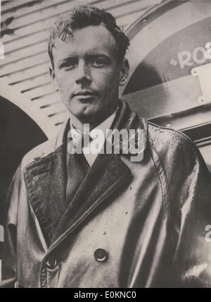 20. Mai 1927 war - Paris, Frankreich - CHARLES LINDBERGH (1902-1974) (den Spitznamen Slim, Lucky Lindy und The Lone Eagle), ein amerikanischer Flieger, Autor, Erfinder, Explorer und sozialer Aktivist. Lindbergh, dann eine 25 - jährige US Luftpost Pilot, entstanden aus der virtuellen Versenkung zu fast augenblicklich Weltruhm als Ergebnis seiner Orteig Prize-Winning Solo Nonstop-Flug im Jahr 1927 von Roosevelt Field in Garden City, Long Island, Le Bourget Field in Paris, in der einsitzigen, einmotoriger Eindecker SPIRIT OF ST. LOUIS. Stockfoto