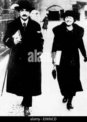 12. April 1928 - Paris, Frankreich - Professor ALBERT EINSTEIN mit seiner Frau und seiner Cousine ELSA. Albert Einstein Albert Einstein (14. März 1879 - 18. April 1955) war ein deutscher theoretischer Physiker, gilt als der größte Wissenschaftler des 20. Jahrhunderts. Er schlug die Theorie der Relativität und Beiträge zur Entwicklung der Quantenmechanik, statistische Mechanik und Kosmologie. Stockfoto