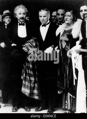 2. Februar 1931 - Paris, Frankreich - Professor ALBERT EINSTEIN mit seiner Frau und CHARLIE CHAPLIN. Einstein (14. März 1879 - 18. April 1955) war ein deutscher theoretischer Physiker, gilt als der größte Wissenschaftler des 20. Jahrhunderts. Er schlug die Theorie der Relativität und Beiträge zur Entwicklung der Quantenmechanik, statistische Mechanik und Kosmologie. Stockfoto