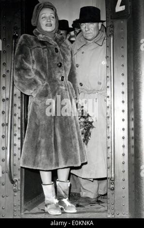 Schauspielerin Marlene Dietrich mit dem Schauspieler Jean Gabin an einem Bahnhof in Paris Stockfoto