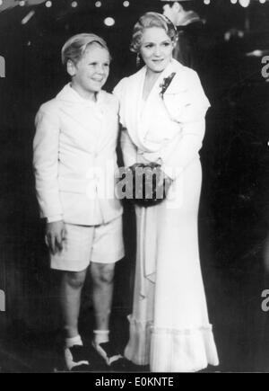 Schauspielerin Mary Pickford und Schauspieler Jackie Cooper während der Premiere von "The Bowery" Stockfoto