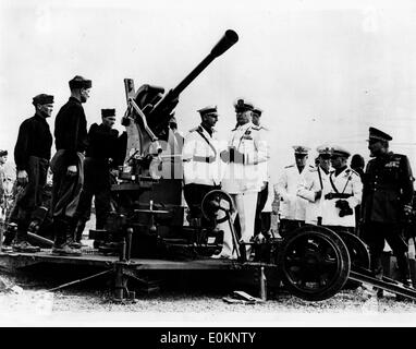 Diktator Benito Mussolini auf eine Artillerie-Übung in Anzio Stockfoto