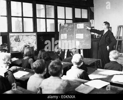 Kinder, die London in der Schule in einem walisischen Dorf evakuiert Stockfoto