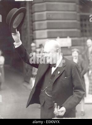 Sir Winston Churchill winken in den Straßen von London Stockfoto