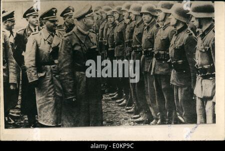 7. Juli 1944 - neueste Bild von Himmler Inspektion seiner Kräfte.: "Nicht so fröhlich" Heinrich Himmler, Chef der deutschen Gestapo und Stromstaffel, ernannte Befehlshaber aller der deutschen Truppen in der Reich.This Foto, nur aus einer neutralen Quelle erhalten, zeigt ihm die Inspektion einer SS-Infanterie-Division. Stockfoto