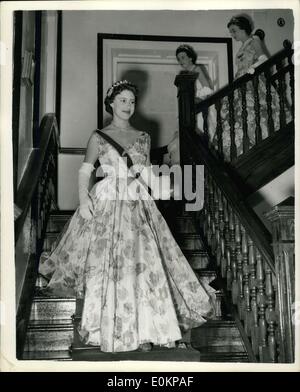 12. Februar 1935 - Prinzessin Margaret besucht Bankett im Onenada - Foto zeigt:-Studie von Prinzessin Margaret, charmant, wie sie mit zwei Hofdamen bei einem Bankett im Goverment House, Grendada ankam. Stockfoto