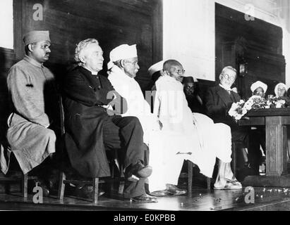 Mahatma Gandhi an das Publikum im Friends Meeting House in Euston, London Stockfoto