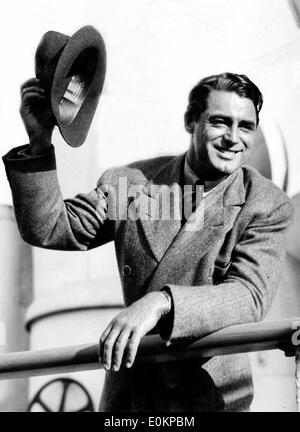 Schauspieler Cary Grant Ankunft in Southampton Stockfoto