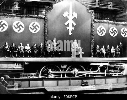 Adolf Hitler hält eine Rede bei der Krupp Fabriken Stockfoto