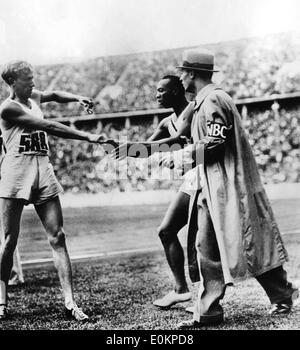 US-amerikanischer Leichtathlet Jesse Owens während der Olympischen Spiele in Berlin Stockfoto