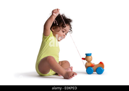 Kleinkind Mädchen spielen mit Spielzeug Ente auf weißem Hintergrund Stockfoto