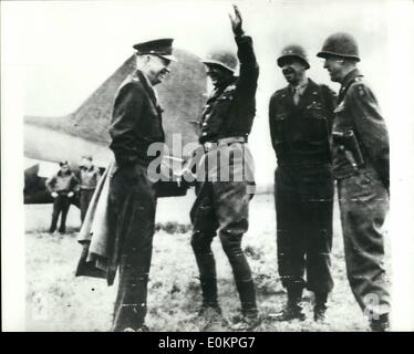 3. März 1945 - Lächeln des Sieges. Deutschland... Lt General George S. Patton erhält einen Lachen aus seinem Chef, General Of The Army Dwight Eisenhower, wie die unbändige Tank-Kämpfer, dessen dritte Armee durch Deutschland amok lief, es mit Gesten während einer spontanen Konferenz irgendwo in Deutschland erzählt. Rechts sind General Omar N. Bradley, Kommandeur der 12. Armee-Gruppe und Lt General Courtney Hodges (rechtsextreme), Kommandant der USA 1. Armee. Stockfoto