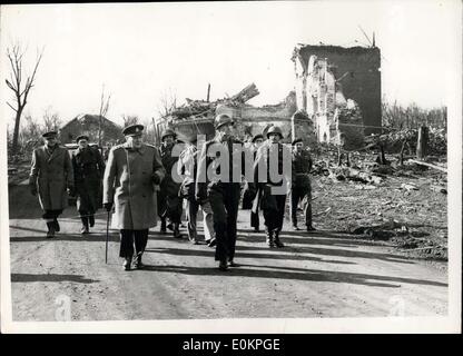 7. März 1945 - Herr Churchill In Deutschland besuchen zu Ruinen Ob Julich: Foto zeigt Dr. Churchill zu Fuß mit General Silizium, Besuch C-in-C.U.S.9th Armee, als er über gezeigt wurde die Ruinen von Julich, während seiner in Deutschland. Stockfoto