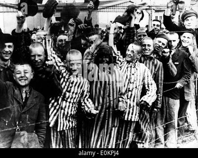 Politische Gefangene jubeln wie verrückt wie sie Waffen von der 42. Rainbow Division hören, sobald er sich Dachau Stockfoto