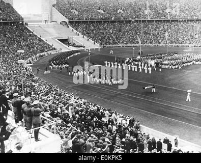 Französische Team im Stadion während der Eröffnungsfeier der Olympischen Spiele in Berlin Stockfoto