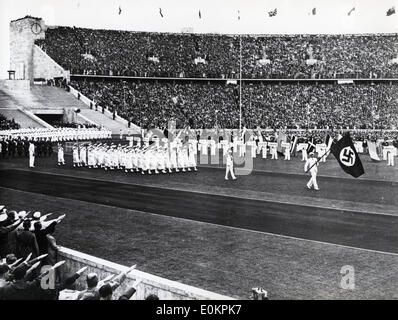 Am Tag Eröffnung der Olympischen Spiele 1936 in Berlin geht das deutsche Team vorbei an der Tribüne Stockfoto