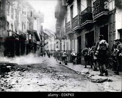 Sept. 09, 1936 - spanischen Bürgerkrieg: Spanisch nationalistischen Truppen nehmen Teil an der Einnahme von Irun Abdeckung der zerstörten Gebäude zu suchen, wenn rote Flughafen wurden Bombardierung die Stadt. Stockfoto