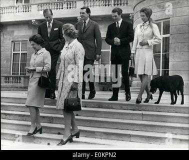 5. Mai 1937 - Fürsten Anne engagierte Familien treffen At The Palace: Frau Anne Patricia Philips, Mutter von Lieut Mark Philip (Vordergrund) geht mit Königin Elizabeth II., auf der Treppe des Buckingham Palace heute, als die königliche Familie und Philips Familie trafen sich nach der Bekanntgabe der Verlobung von Prinzessin Anne und Lieut /. Mark Philips (rechts). Gehen mit der Königin Mann, ist The Duke o Edinburgh Mr Peter Philips, m-Marke Vater. Das Engagement wurde gestern Abend angekündigt. Stockfoto