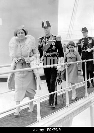 König George VI mit Frau Königin Elizabeth und Tochter Prinzessin Elizabeth auf Brücke Stockfoto