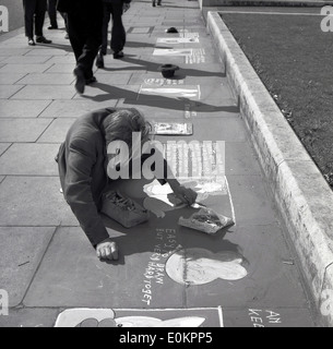 1950er Jahren Geschichtsbild der ein Pflaster-Künstler bei der Arbeit, Lincoln Inn Fields, London, England. Stockfoto
