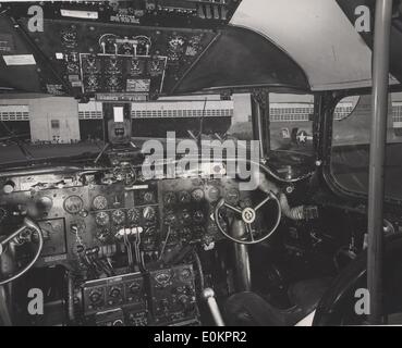 Das Cockpit einer DC-3 im zweiten Weltkrieg Stockfoto