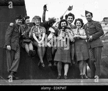 ATS und amerikanische Soldaten jubeln aus einem Sockel auf dem Trafalgar Square. 05.08.45 Stockfoto