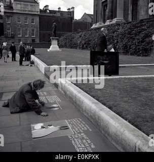 1950er Jahren Geschichtsbild der ein Pflaster-Künstler bei der Arbeit, Lincoln Inn Fields, London, England. Stockfoto