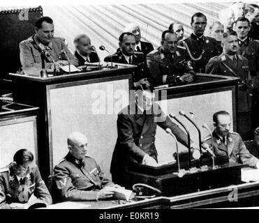 Adolf Hitler bei einem Treffen am Reichstag Stockfoto