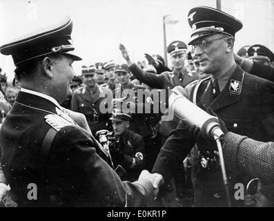 Hermann Goering begrüßt durch Dr. Arthur Seyß-Inquart Stockfoto