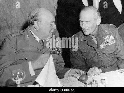 Sir Winston Churchill Chats mit General Montgomery Stockfoto