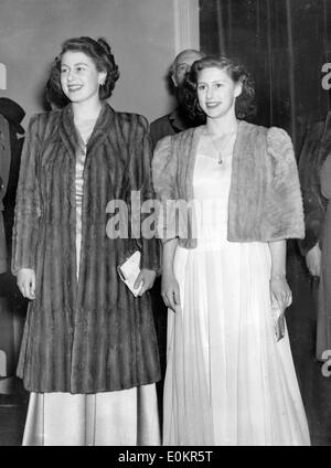 Elizabeth II. und Prinzessin Margaret ankommen am Theater Stockfoto