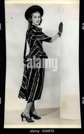 13. Juni 1938 - malerische Mode für Milady. New York: Einfache und attraktive Yest ist dieses Plaid Peplum Kleid Taft, entworfen von Dorothy Cousteau importiert. Der Hut ist die Schaffung von Lilly Dache. damit das Model trägt, Kind Pumpen mit genähter Rampe und Viertel mit passenden Suite Gelder verbrannt, mit Handschuhen und Astoraft Fackel Schlauch abgeschlossen. Stockfoto