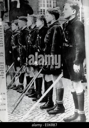 Hitler-Jugend aufgereiht Stockfoto