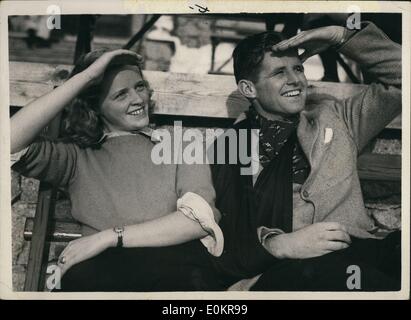 1. Januar 1939 - amerikanischen Besucher in die Schweiz: Herr Joseph Kennedy Jr., Sohn des US-Botschafters in London, als er beobachtet das Skaten auf der Suvretta Rink in St. Moritz mit einem amerikanischen Freund Miss Macdonald fotografiert. Junge Kennedy ist schnell aus der Armee Verletzung erholt, die er beim Erlernen des Skifahrens erlitten, bald nach seiner in der Schweiz Ankunft. Stockfoto